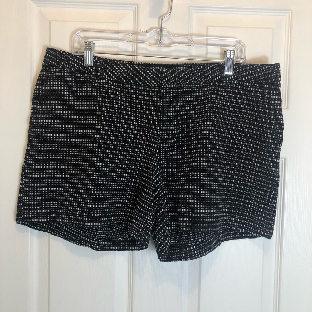 Liz Claiborne Petite Black and White Shorts. Size 16P